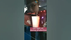 Wie kauft man einen Kaffeebecher aus einem Kaffeeautomaten? #Kaffee #Automat #Verkaufsautomat