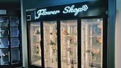 Frischblumenautomat, transparente Kühlfach im Kühlschrank.