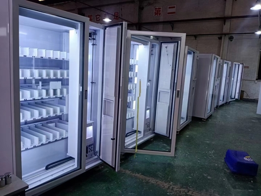 Glasflaschen-Getränkeautomat mit Aufzug Mittenaufnahme mit Touchscreen, intelligentes System