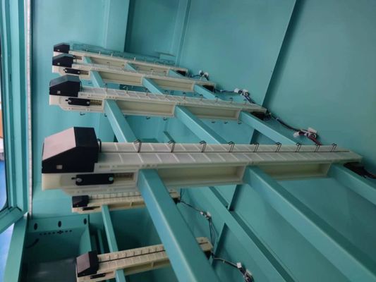 Einkaufszentrum T-Shirts, Kleider, Automaten mit Hängeschlitzen, Großbildschirm