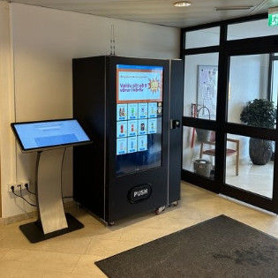 Kosmetische Automaten mit vollen Touchscreen-Verstellbarer Ware Schlitze für Lippenstift Wimpern Make-up-Produkte