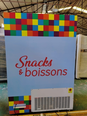 Metallrahmen-kleiner Snack-Food-Automat mit der Werbung des Schirmes