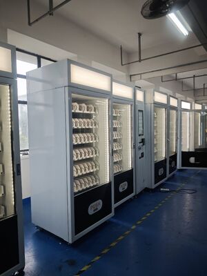 Snack-Food-Verkaufsautomat mit großem Touchscreen und oben angebrachter Leuchtbox für verbesserte Sichtbarkeit und Verkaufsleistung